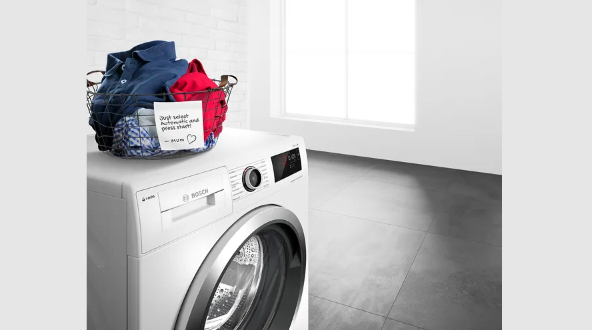 Απεικόνιση του πλυντηρίου με ένα καλάθι με ρούχα από πάνω